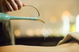 Pure Entspannung mit warmen Aromaölen